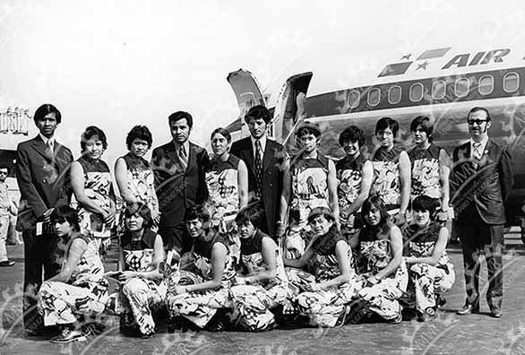 México 1971 - Selección mexicana debajo de un avión